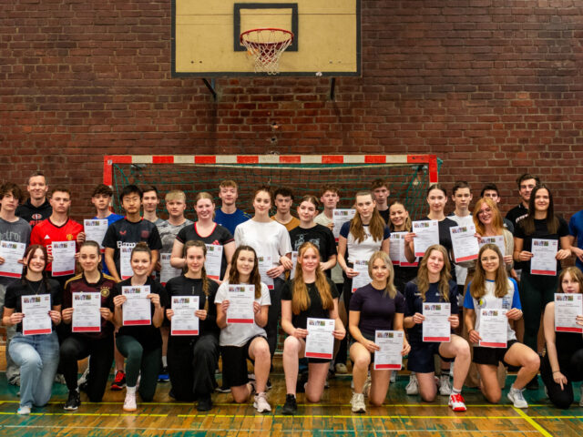 Humboldt Gymnasium: Schüler des Wahlpflichtkurses Fitness und Gesundheit erhalten Breitensportlizenzen