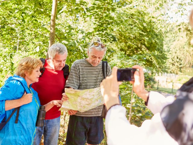 Senioren gehen auf Wanderschaft